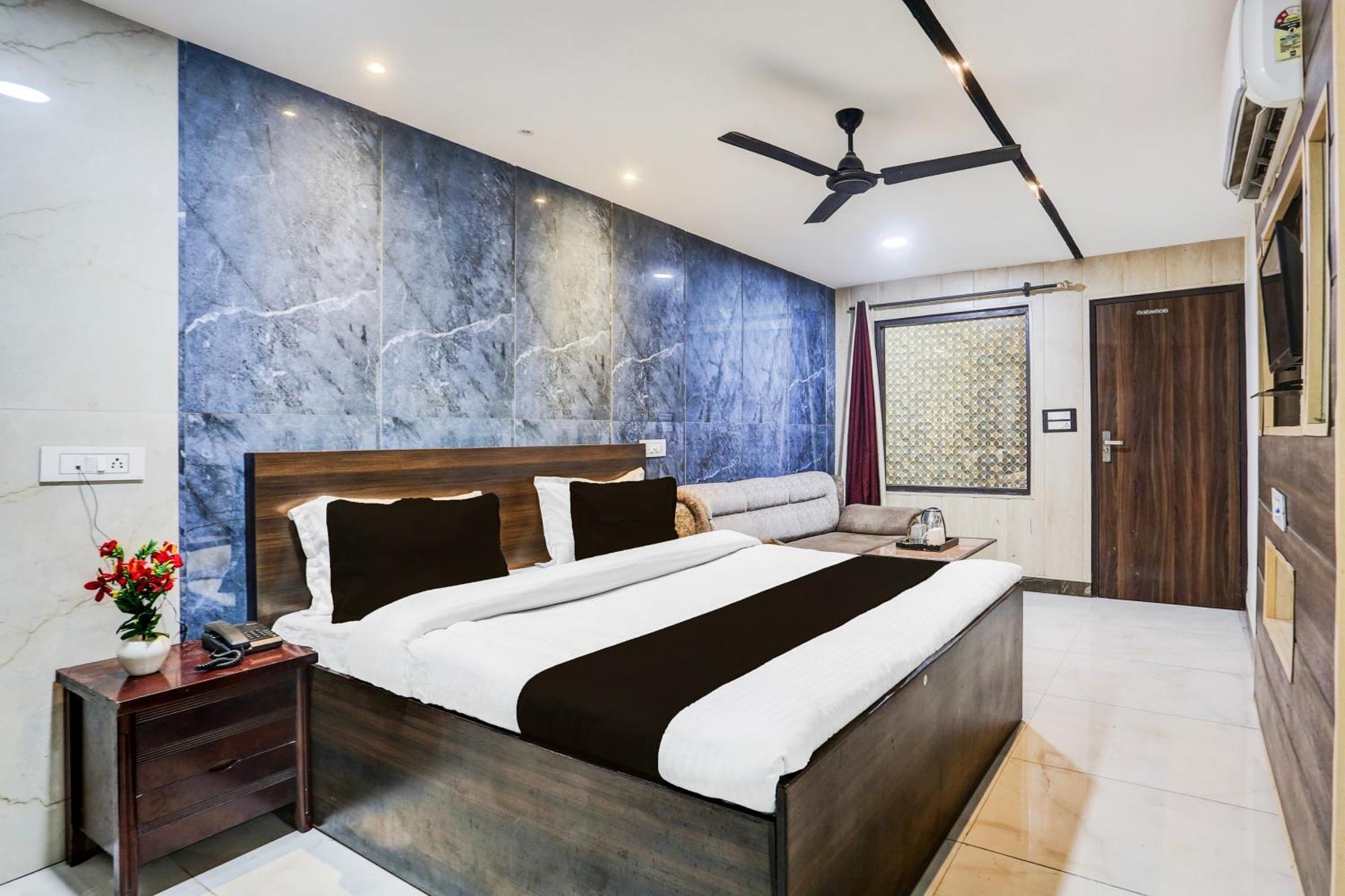 Super Townhouse Haibowal Chowk Ludhiana Esterno foto