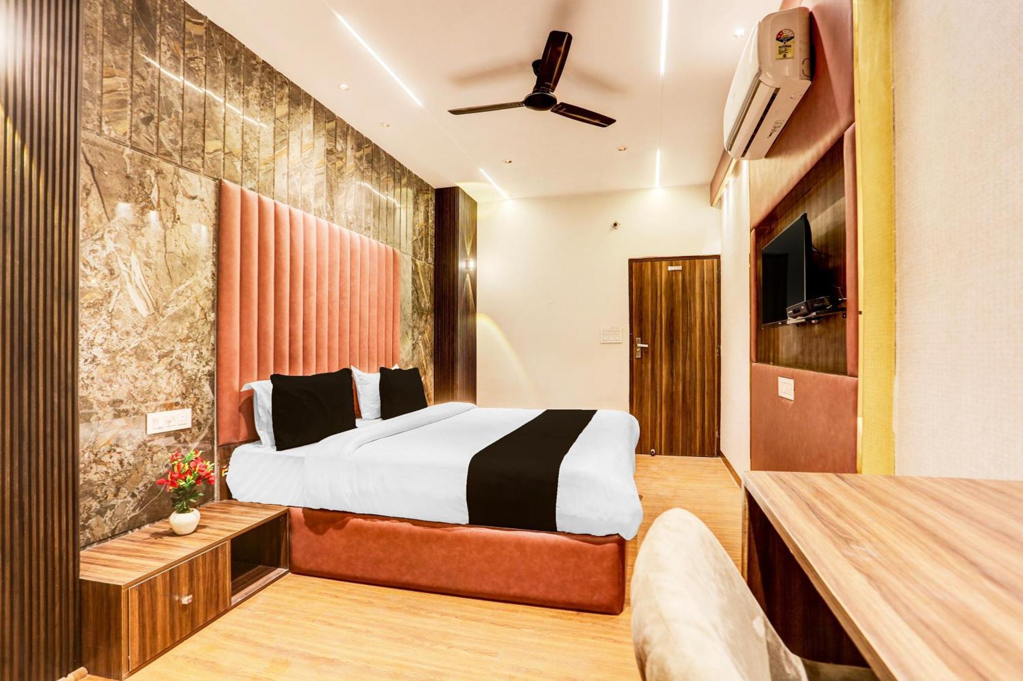 Super Townhouse Haibowal Chowk Ludhiana Esterno foto