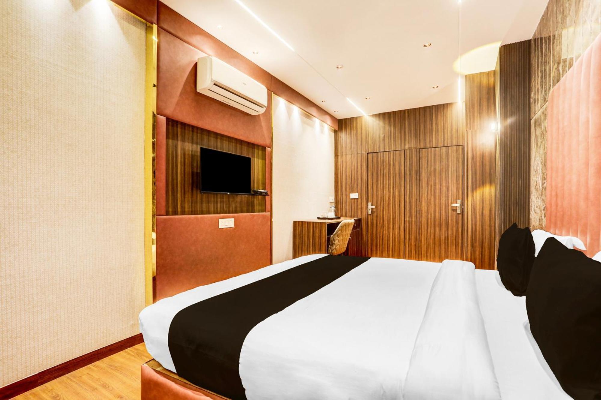 Super Townhouse Haibowal Chowk Ludhiana Esterno foto