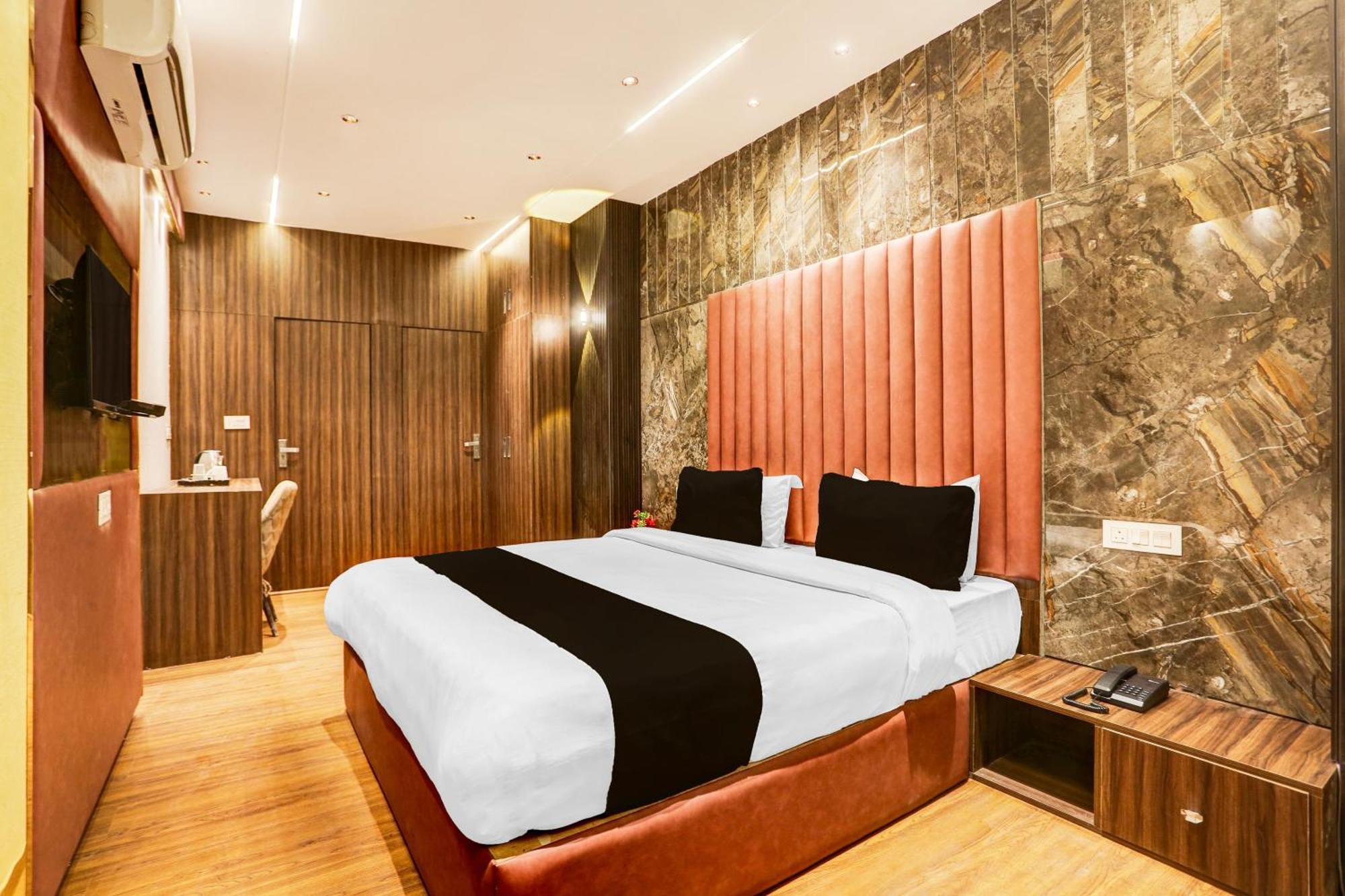 Super Townhouse Haibowal Chowk Ludhiana Esterno foto