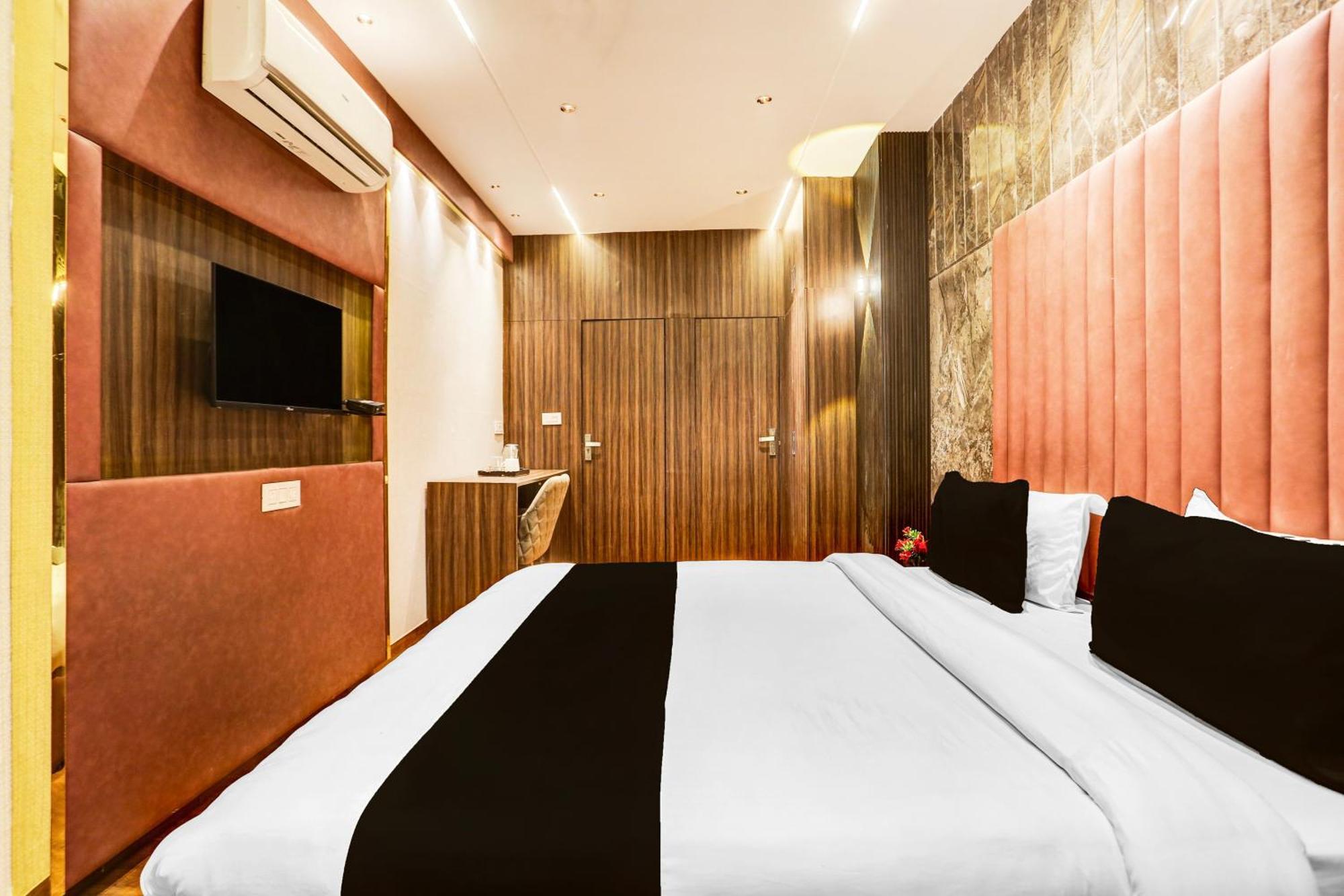 Super Townhouse Haibowal Chowk Ludhiana Esterno foto