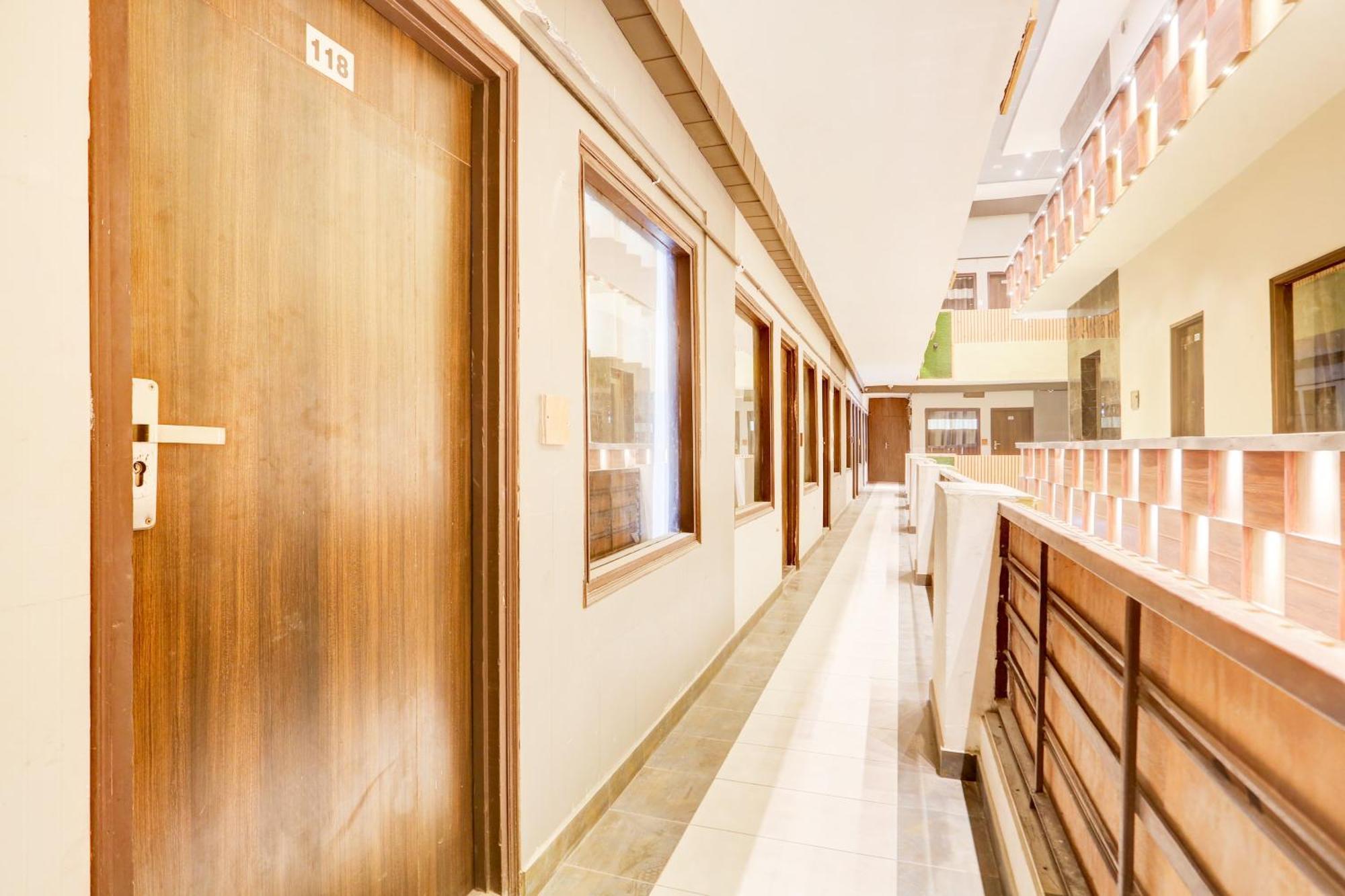 Super Townhouse Haibowal Chowk Ludhiana Esterno foto